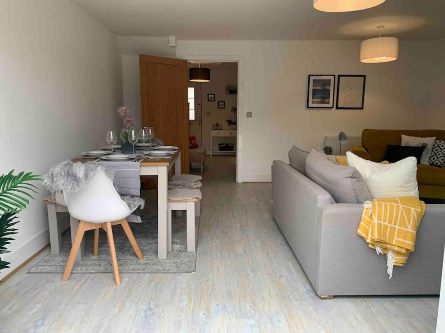 Stylish & Spacious 3 Bed House With 2 Free Car Parking Spaces Villa Appledram Ngoại thất bức ảnh