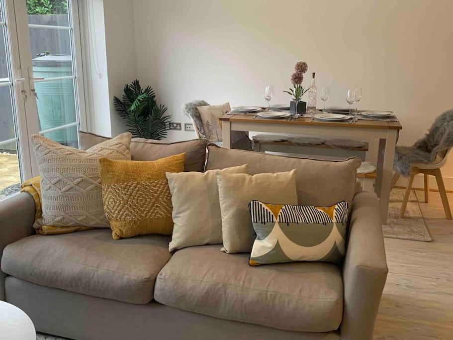 Stylish & Spacious 3 Bed House With 2 Free Car Parking Spaces Villa Appledram Ngoại thất bức ảnh