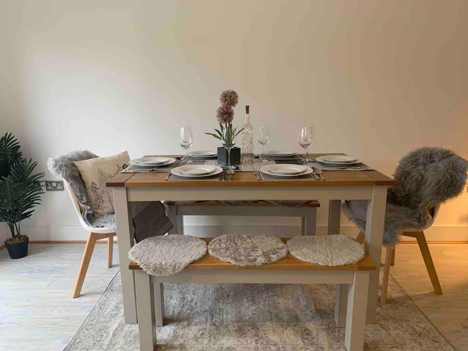 Stylish & Spacious 3 Bed House With 2 Free Car Parking Spaces Villa Appledram Ngoại thất bức ảnh